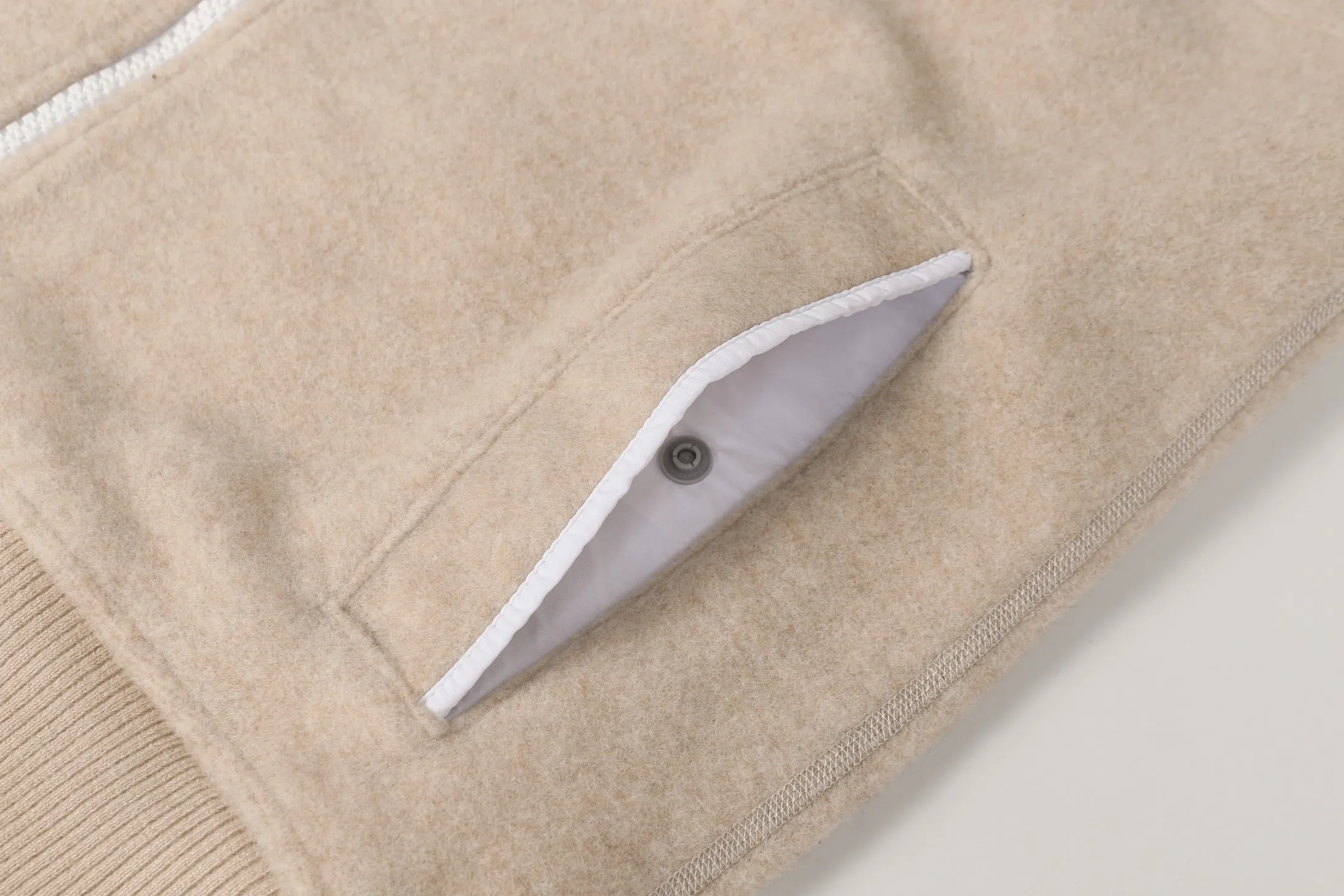 P600 Canada Giose/Canada Goose Mersey fleece vest 7052MB CANADA GOOSE Canada Goose Mersey men's wool fleece vest 7052MB ·Made of Kind Fleece wool fleece fabric, which can provide excellent comfort and diverse functionality ·A weatherproof placket is designed under the front zipper to prevent wind and keep warm ·Ribbed knit hem and articulated sleeves improve comfort and fit ·2 exterior pockets: both hand pockets with concealed buckles ·White Canada Goose disc logo embroidered on left chest.   A0 Size:S-XXL